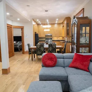 Apartment Chic 2br Near Little Italy - 5mins To Metro, Montreal