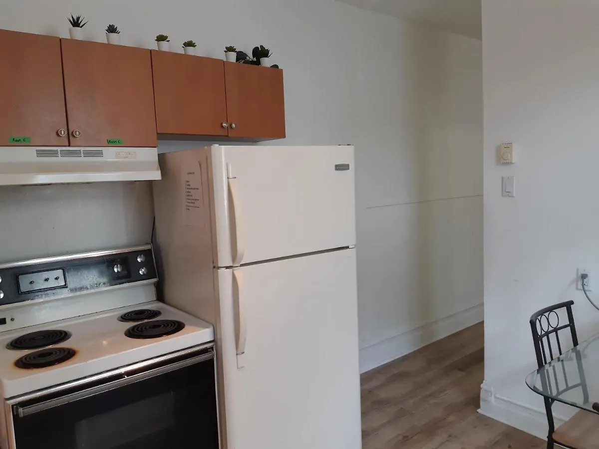 Homestay Tv + Netflix / High Speed Internet / Room C Montreal