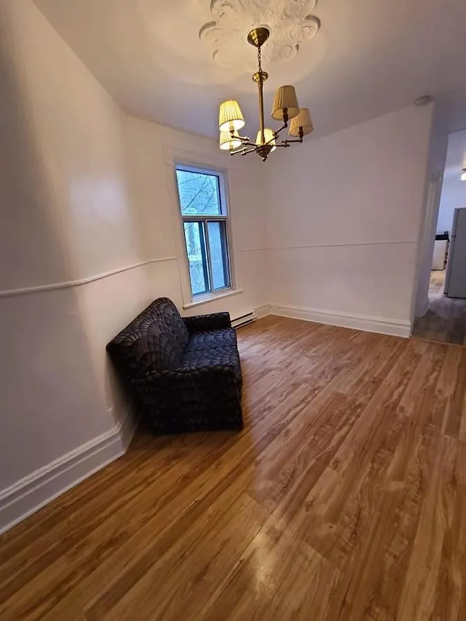 Tv + Netflix / High Speed Internet / Room C Montreal Homestay