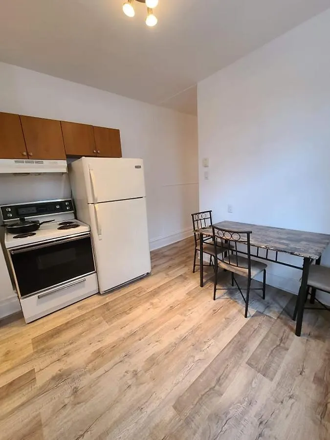 Homestay Tv + Netflix / High Speed Internet / Room C Montreal Canada