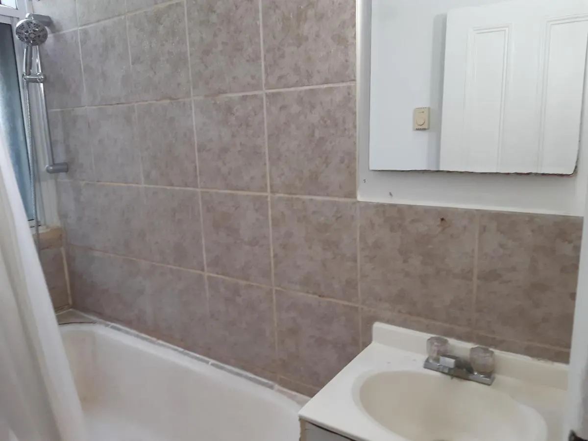 Tv + Netflix / High Speed Internet / Room C Montreal